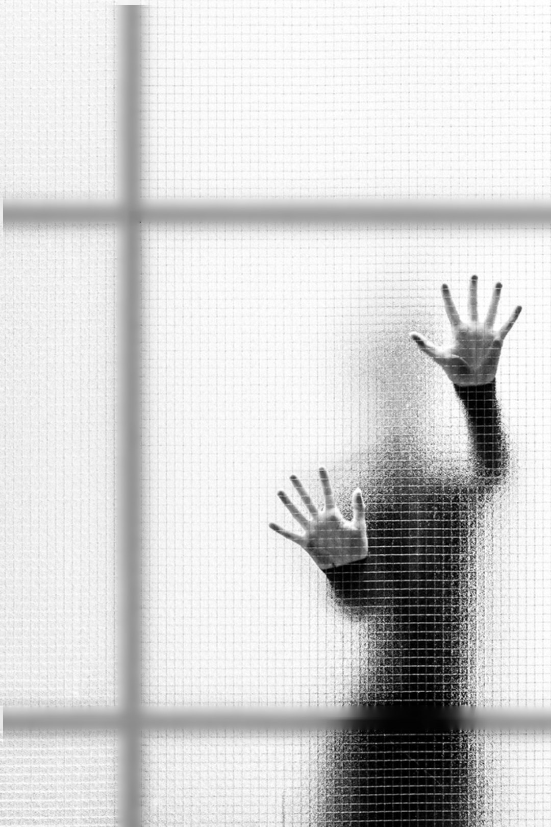 LIMIAR 01 — figura atrás do vidro aramado, mãos espalmadas